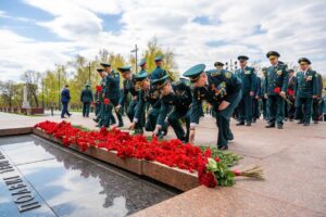 Таможенники возложили цветы к Могиле Неизвестного Солдата