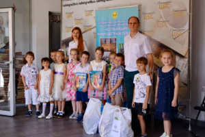 Калининградские таможенники подарили канцтовары первоклассникам из малоимущих семей